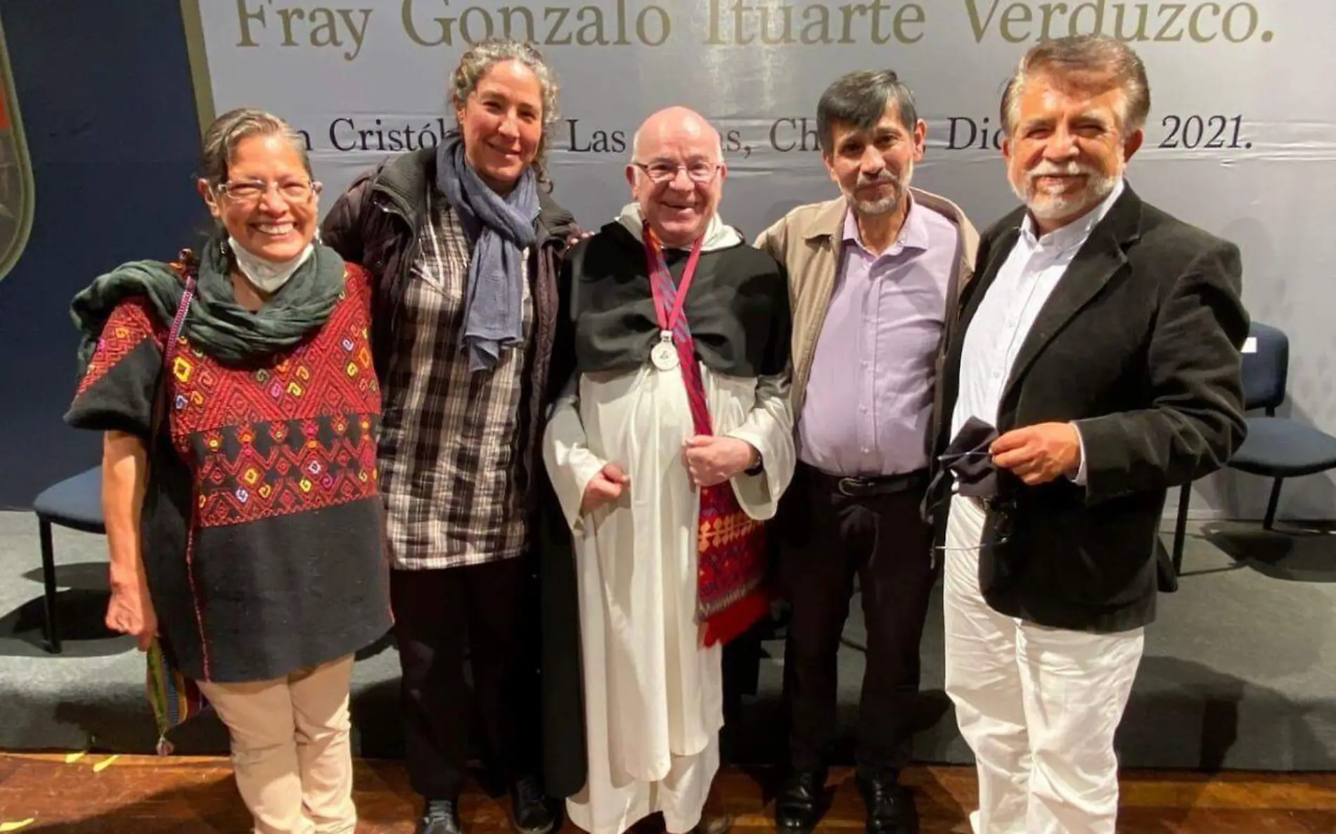 sacerdote recibe medalla 